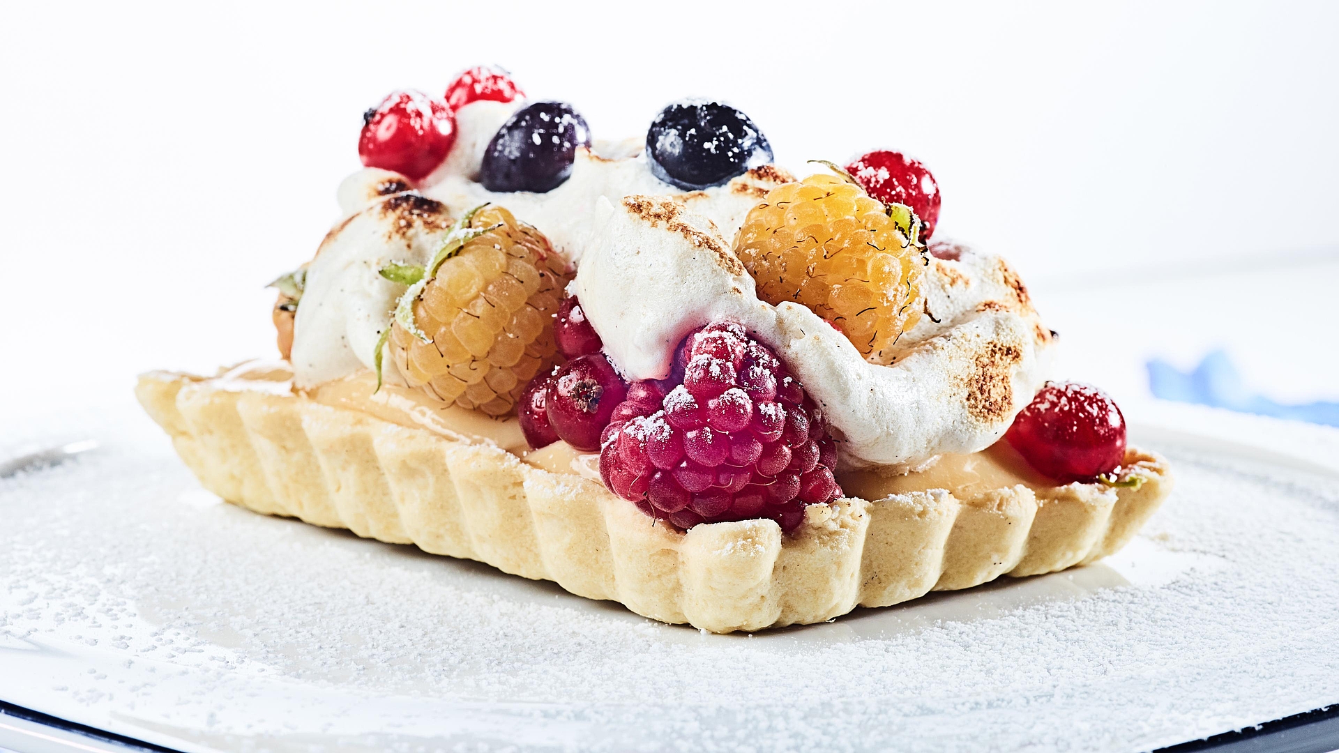 Tartelette mit Amalfi-Zitronencreme, Vanille-Baiser und Sommerbeeren