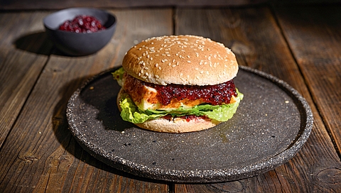 Halloumi Burger mit Cranberry-Ahorn Sauce und Salat