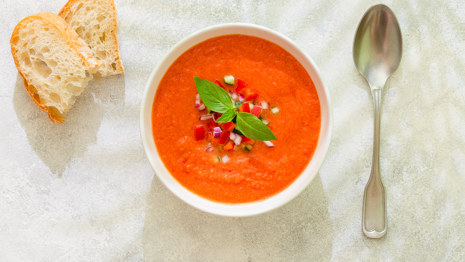 Le zuppe fredde: il cibo perfetto nelle giornate calde