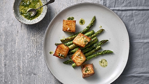 Salmon cubes with green asparagus and a dill dressing