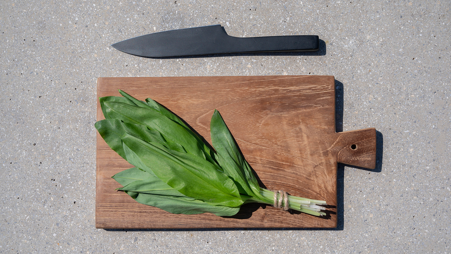 Bulbos Del Ajo En La Prensa De La Tabla De Cortar Y De Ajo Foto de