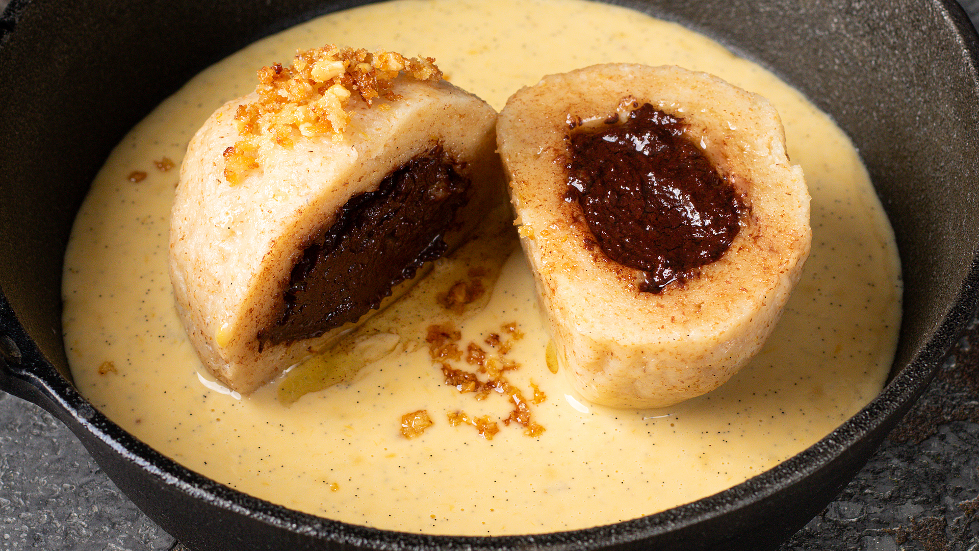 Topfenknödel mit Schokoladenkern und Haselnussbrösel